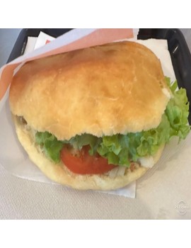 Bokit thon/œuf/fromage : Pain bokit garni de thon, d’œuf et de fromage.