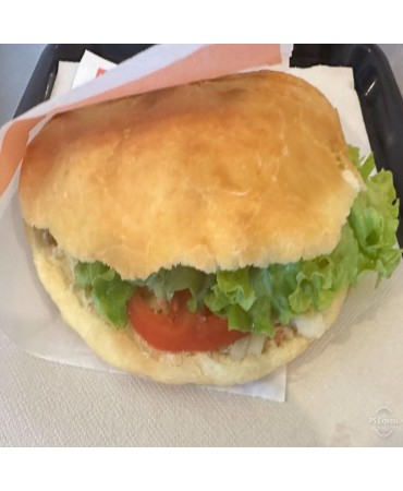 Bokit thon/œuf/fromage : Pain bokit garni de thon, d’œuf et de fromage.